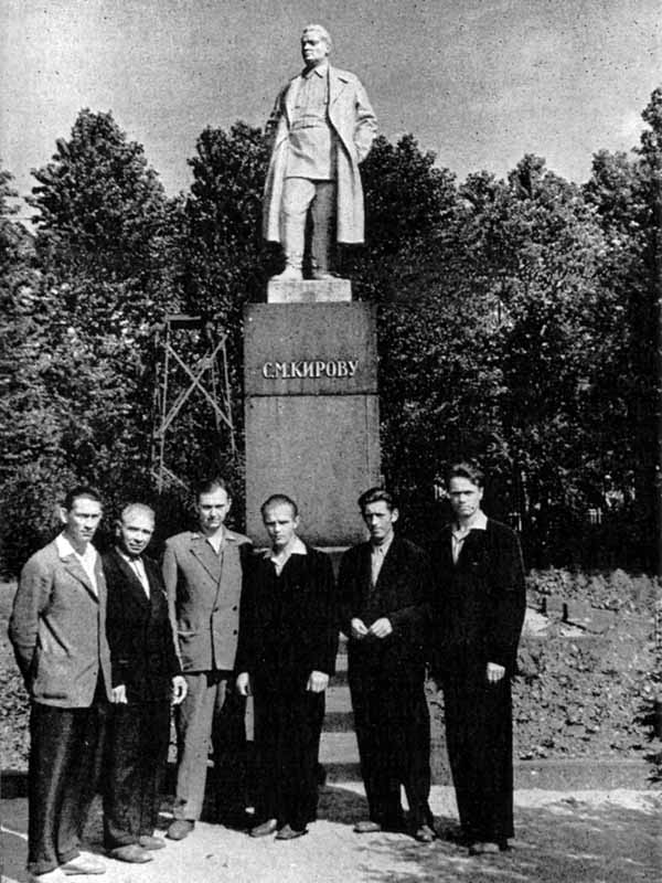 Бригада электросварщиков Н. З. Смирнова (четвертый слева) первой на заводе завоевала звание коллектива коммунистического труда