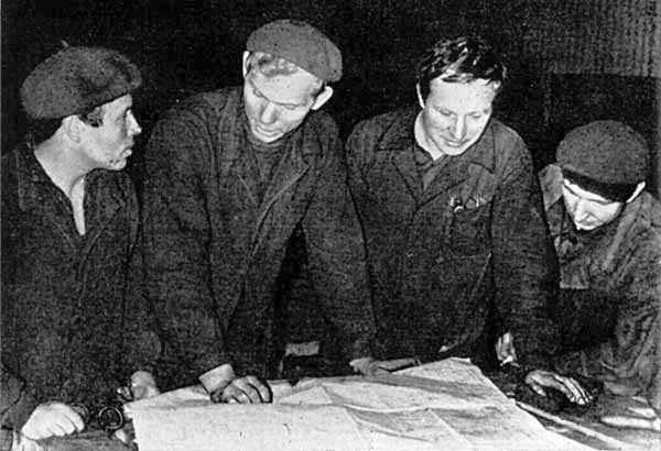 Бригада сварщиков коммуниста П. И. Горбатова (второй слева) первой на заводе включилась в соревнование «Пятидневное задание – за четыре дня»