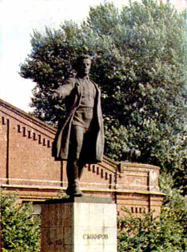 Памятник С. М. Кирову на территории завода