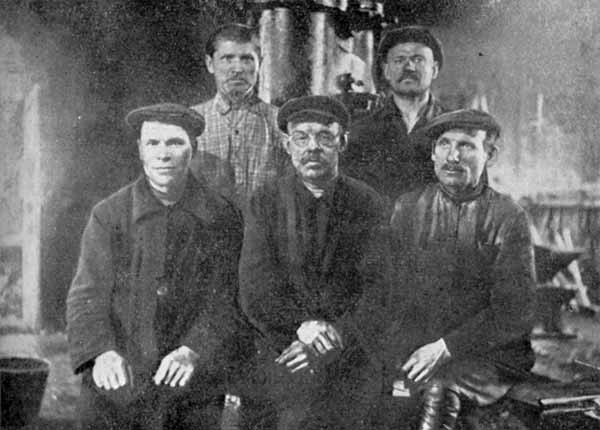 Знатный стахановец, один из первых наставников кузнец Д. И. Аристов (в центре) среди своих товарищей и учеников