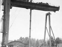 ПОСМОТРЕТЬ ФОТОГРАФИЮ | Момент подъема пролетного строения 100-тонного козлового крана, изготовленного для контрольной сборки подъемных машин Момент подъема пролетного строения 100-тонного козлового крана, изготовленного для контрольной сборки подъемных машин
