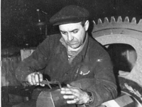 ПОСМОТРЕТЬ ФОТОГРАФИЮ | Бригадир слесарей-монтажников, ударник коммунистического труда Н.В. Петров за сборкой механизма изменения вылета стрелы 80-тонного крана Бригадир слесарей-монтажников, ударник коммунистического труда Н.В. Петров за сборкой механизма изменения вылета стрелы 80-тонного крана