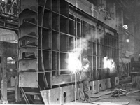 Рабочие цеха металлоконструкций за сваркой поворотной рамы 10-тонного портального крана
